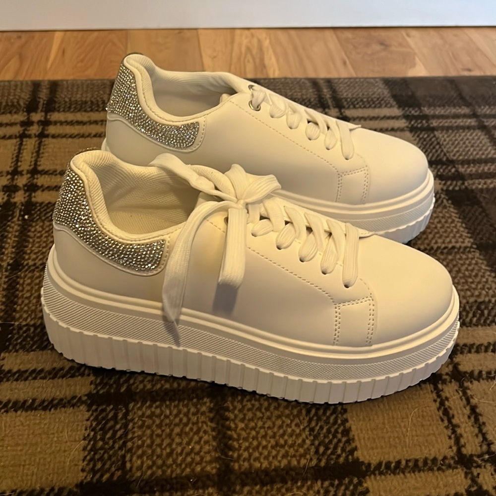 Qupid size 6 Platform sneakers